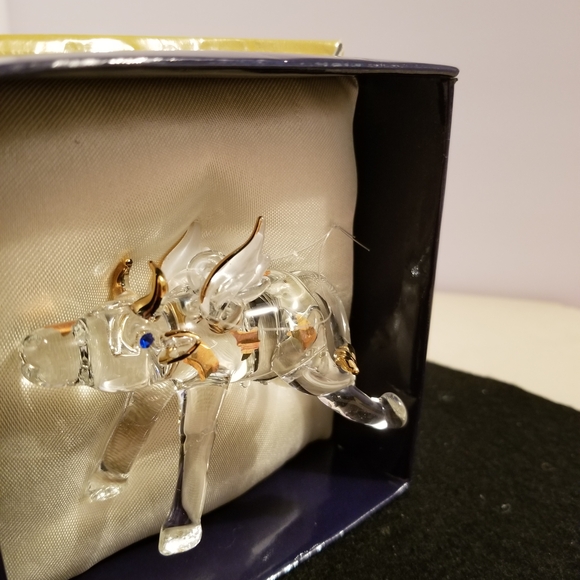 Glass Winged Bull / Cow Figurine with Gold Accents Ornament - Picture 3 of 4